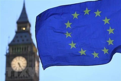Cờ Liên minh châu Âu bay gần Tháp Elizabeth ở London, Anh. (Ảnh: AFP/TTXVN)