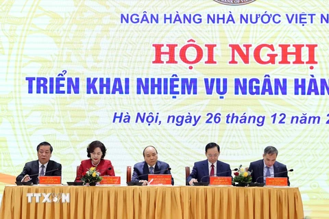 Thủ tướng Nguyễn Xuân Phúc và lãnh đạo Ngân hàng Nhà nước Việt Nam chủ trì hội nghị. (Ảnh: Thống Nhất/TTXVN)