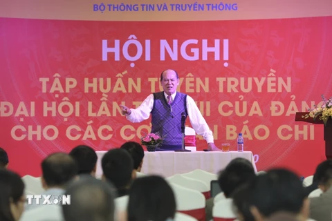 Ông Nguyễn Đức Hà, nguyên Vụ trưởng Vụ Cơ sở Đảng (Ban tổ chức Trung ương) trình bày chuyên đề Công tác xây dựng Đảng nhiệm kỳ XII và công tác chuẩn bị cho Đại hội XIII. (Ảnh: Minh Quyết/TTXVN)