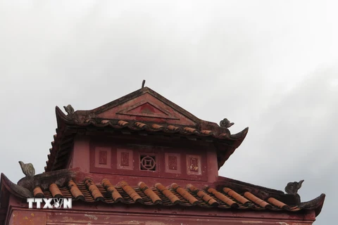Lầu tứ giác có mái uốn cong lợp ngói âm dương; cổ lầu cao 4,1m so với nền được xây dựng trên các cổng thành của hệ thống thành cổ Diên Khánh. (Ảnh: Phan Sáu/TTXVN)