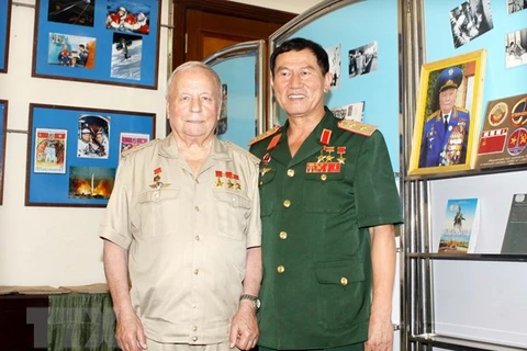 Trung tướng Phạm Tuân và Thiếu tướng Vichtor Gorbatco​.(Ảnh: Thái Bình/TTXVN) 