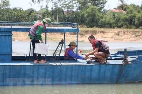 Các Quan trắc viên tại Trạm khí tượng-thủy văn Yên Thượng, huyện Thanh Chương, tỉnh Nghệ An, thực hiện quan trắc môi trường không khí và môi trường nước trên sông Lam. (Ảnh: Bích Huệ/TTXVN)