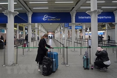 Hành khách đeo khẩu trang phòng lây nhiễm COVID-19 tại nhà ga quốc tế ở London, Anh, ngày 20/12/2020. (Ảnh: AFP/TTXVN)
