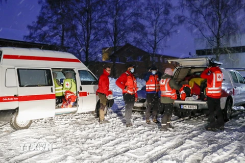 Lực lượng cứu hộ được triển khai tại hiện trường vụ sạt lở đất ở thị trấn Ask thuộc quận Gjerdrum, cách thủ đô Oslo, Na Uy 40km về phía Đông Bắc ngày 30/12/2020. (Ảnh: AFP/TTXVN)