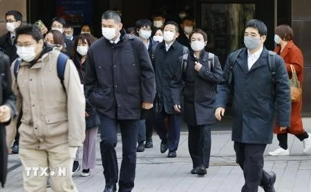 Người dân đeo khẩu trang phòng lây nhiễm COVID-19 tại Tokyo, Nhật Bản, ngày 4/1/2021. (Ảnh: Kyodo/TTXVN)