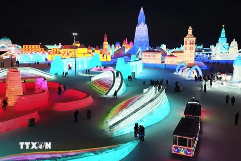 Thế giới băng tuyết muôn màu trong Lễ hội băng đăng 2021 ở thành phố Cáp Nhĩ Tân, Đông Bắc Trung Quốc ngày 4/1/2021. (Ảnh: THX/TTXVN)