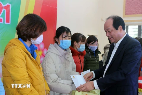 Bộ trưởng, Chủ nhiệm Văn phòng Chính phủ Mai Tiến Dũng tặng quà cho công nhân lao động Hà Nam tại chương trình “Tết sum vầy - Kết nối yêu thương." (Ảnh: Đại Nghĩa/TTXVN)