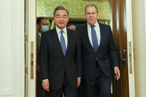 Ngoại trưởng Trung Quốc Vương Nghị (trái) và người đồng cấp Nga Sergei Lavrov. (Ảnh: MEM)