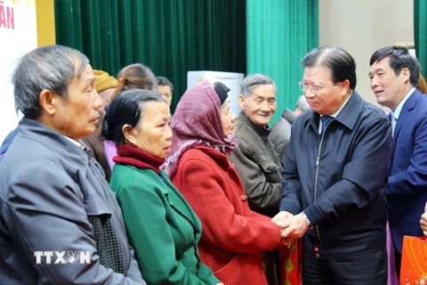 Phó Thủ tướng Trịnh Đình Dũng thăm hỏi, tặng quà các gia đình có hoàn cảnh khó khăn trên địa bàn thành phố Việt Trì, tỉnh Phú Thọ. (Ảnh: Trung Kiên/TTXVN)