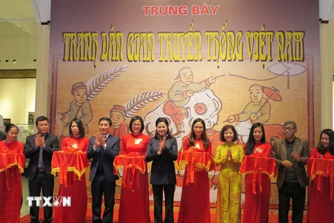 Các đại biểu cắt băng khai mạc trưng bày chuyên đề "Tranh dân gian truyền thống Việt Nam." (Ảnh: Minh Thu/TTXVN)