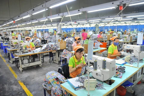 Hoạt động sản xuất sản phẩm may mặc tại Công ty TNHH may Nien Hsing, khu công nghiệp Khánh Phú, xã Khánh Phú, huyện Yên Khánh, tỉnh Ninh Bình. (Ảnh: Minh Đức/TTXVN)