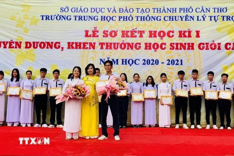 Trao Bằng khen của UBND thành phố Cần Thơ cho hai em đoạt giải Nhất. (Ảnh: Ánh Tuyết/TTXVN)