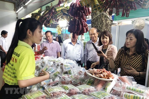 Sản phẩm bánh kẹo truyền thống được bày bán tại Hội chợ tỉnh Bến Tre. (Nguồn; TTXVN)