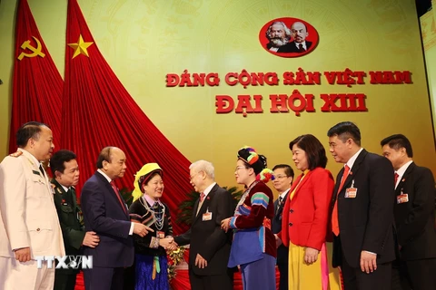 Tổng Bí thư, Chủ tịch nước Nguyễn Phú Trọng và Thủ tướng Chính phủ Nguyễn Xuân Phúc với các đại biểu. (Ảnh: TTXVN)