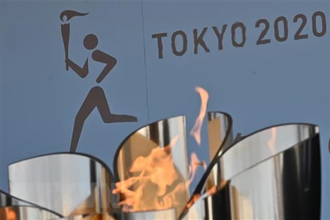 Biểu tượng ngọn đuốc Olympic Tokyo 2020 được trưng bày tại khu công viên thủy sinh Aquamarine Fukushima ở Iwaki, tỉnh Fukushima. (Ảnh: AFP/TTXVN)