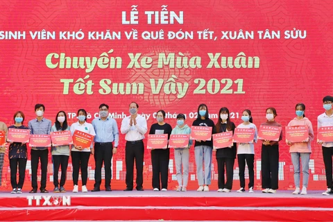 Ban tổ chức trao tượng trưng vé cho đại diện của hơn 3.000 sinh viên tham gia chương trình. (Ảnh: Hồng Giang/TTXVN)