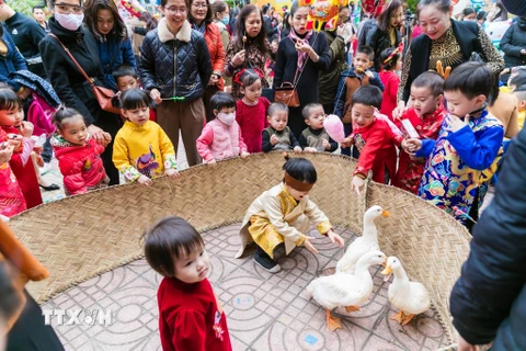 Chơi các trò chơi dân gian, gói bánh chưng… là những hoạt động được các trường trên địa bàn tỉnh Nghệ An tổ chức. (Ảnh: Bích Huệ/TTXVN)