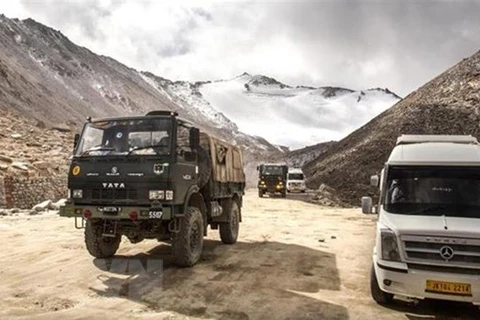Xe quân sự Trung Quốc được triển khai tại khu vực biên giới với Ấn Độ. (Ảnh: AP/TTXVN)