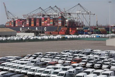 Ôtô mới và hàng hóa được xếp tại cảng Southampton, Anh. (Ảnh: THX/TTXVN)