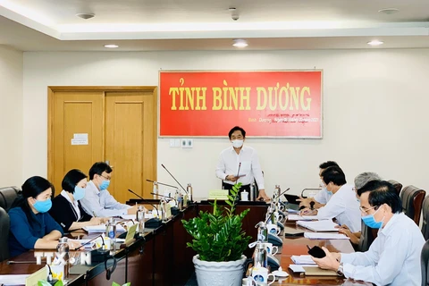 Chủ tịch Ủy ban Nhân dân tỉnh Bình Dương Nguyễn Hoàng Thao yêu cầu ngành Y tế nhanh chóng có kịch bản ứng phó với dịch bệnh COVID-19 trong tình huống dịch xảy ra tiếp theo. (Ảnh: Chí Tưởng/TTXVN)
