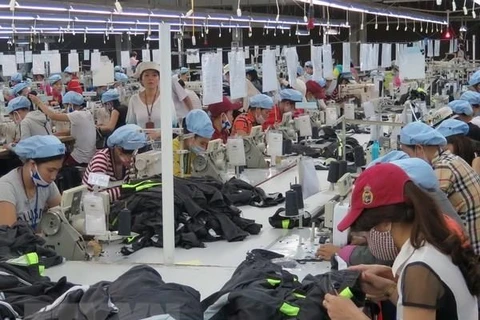Sản xuất hàng dệt may xuất khẩu. (Ảnh: Quốc Việt/TTXVN)
