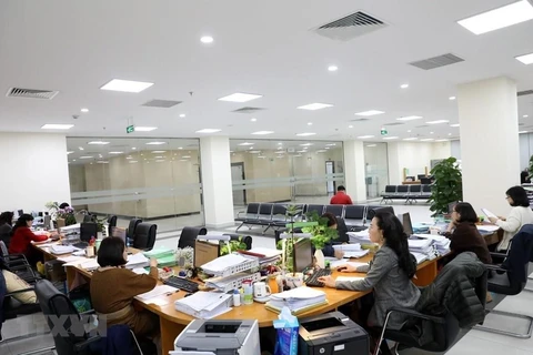 Hoạt động nghiệp vụ kế toán kiểm soát chi tại Kho bạc Nhà nước Hà Nội. (Ảnh: Phạm Hậu/TTXVN) 