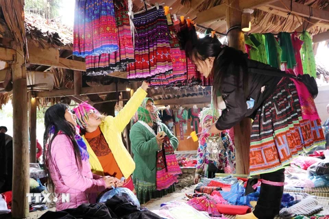 Một gian hàng bán trang phục truyền thống của người Mông. Ảnh: Nguyễn Oanh-TTXVN 