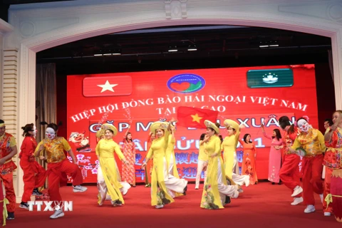 Tiết mục biểu diễn văn nghệ của bà con cộng đồng người Việt tại Macau (Trung Quốc) chào mừng xuân Tân Sửu. (Ảnh: Lê Anh /TTXVN)