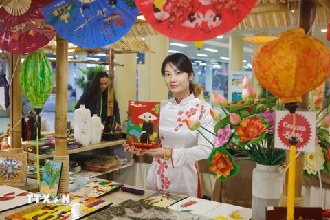 Các sản phẩm thủ công mỹ nghệ truyền thống của Việt Nam được giới thiệu với khách tham quan trong dịp Tết Tân Sửu. (Ảnh: Trần Hiếu/TTXVN) 