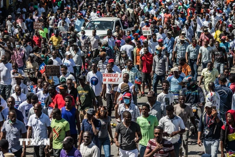 Hàng nghìn người biểu tình phản đối chính quyền của Tổng thống Jovenel Moise tại Port-au-Prince, Haiti, ngày 14/2/2021. (Ảnh: AFP/TTXVN phát)