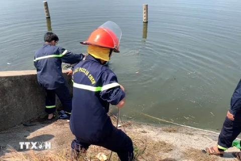 Đội Cảnh sát Phòng cháy chữa cháy và Cứu hộ cứu nạn tỉnh Bình Dương tìm kiếm các cháu bé bị đuối nước. (Ảnh: Huyền Trang/TTXVN)
