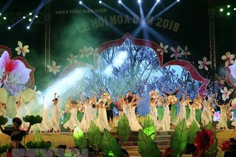 Chương trình nghệ thuật trong buổi lễ khai mạc Lễ hội hoa ban năm 2018 ở Điện Biên. (Ảnh: Phan Tuấn Anh/TTXVN)