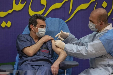 Nhân viên y tế tại thủ đô Tehran được tiêm vắcxin. (Ảnh: THX/TTXVN) 