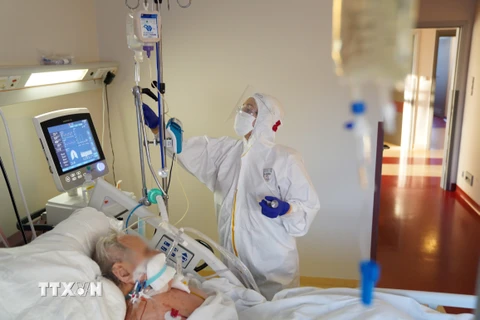 Bệnh nhân COVID-19 được điều trị tại bệnh viện ở Ba Lan, ngày 18/2/2021. (Ảnh: PAP/ TTXVN)