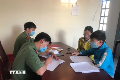 Công an tỉnh Lâm Đồng làm việc với học sinh làm giả văn bản của UBND tỉnh. (Ảnh: TTXVN phát)