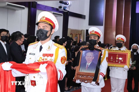 Đội Nghi lễ Quân đội rước di ảnh đồng chí Trương Vĩnh Trọng. (Ảnh: Thống Nhất/TTXVN)