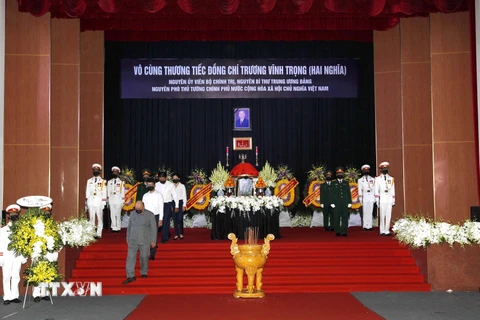 Đông đảo người dân trong và ngoài tỉnh Bến Tre đến thắp hương tiễn biệt nguyên Phó Thủ tướng Trương Vĩnh Trọng về nơi an nghỉ cuối cùng. (Ảnh: Thanh Vũ/TTXVN) 