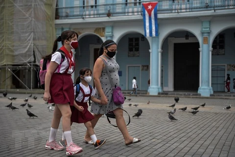 Người dân đeo khẩu trang phòng dịch tại thủ đô La Habana của Cuba. (Ảnh: AFP/TTXVN)