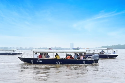 Khách hàng thích thú trải nghiệm cung đường sông từ Sài Gòn đến dự án Aqua City.