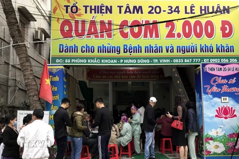 Quán cơm 2.000 Đ (đường Phùng Khắc Khoan, thành phố Vinh, tỉnh Nghệ An) mở cửa phục vụ các bệnh nhân, người lao động trưa thứ 3,5,7 hàng tuần. (Ảnh: Tá Chuyên/TTXVN)