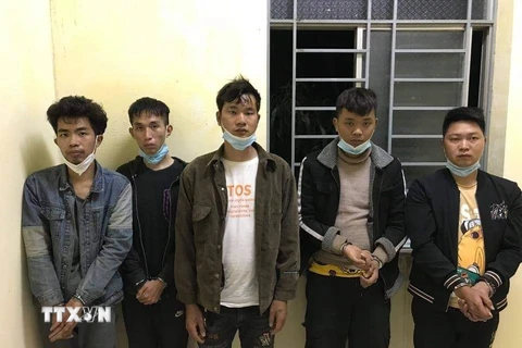  5 đối tượng người Trung Quốc bị Đồn Biên phòng Long Khốt (huyện Vĩnh Hưng, tỉnh Long An), bắt giữ. (Ảnh: Thanh Bình/TTXVN)