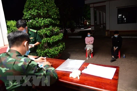 Lực lượng chức năng làm việc với các đối tượng bị bắt giữ khi nhập cảnh trái phép vào Việt Nam. Ảnh minh họa. (Ảnh: TTXVN phát)