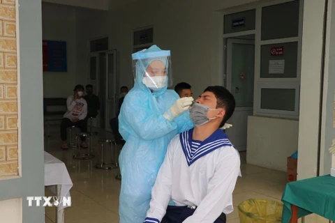 Sáng 7/3, tại trạm y tế xã Hưng Đạo, huyện Tứ Kỳ, 18 thanh niên xã Hưng Đạo đã được lấy mẫu xét nghiệm SARS-CoV-2 trước khi lên đường nhập ngũ. (Ảnh: Mạnh Minh/TTXVN)