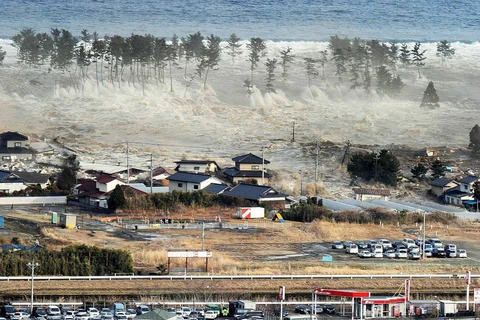 Một cơn sóng thần lớn quét qua đã nhấn chìm một khu dân cư sau trận động đất mạnh ở Natori. (Nguồn: theglobeandmail)