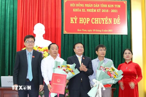 Ông Nguyễn Ngọc Sâm (người thứ 2 tính từ phải qua) nhận hoa chúc mừng từ Thường trực HĐND tỉnh. (Ảnh: Cao Nguyên/TTXVN)