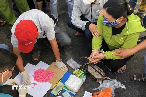 Nguyễn Thị Thùy Dương bị bắt cùng khoảng 1kg ma túy đá và 1.000 viên thuốc lắc. (Ảnh: TTXVN phát)