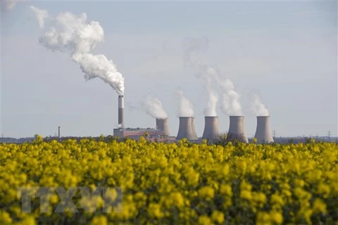 Khí thải phát ra từ một nhà máy gần Darlton, Anh. (Nguồn: AFP/TTXVN)