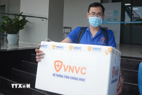 Lô vaccine được chuyển từ Hệ thống Tiêm chủng VNVC Đà Nẵng đến Trung tâm Kiểm soát bệnh tật thành phố Đà Nẵng. (Ảnh: Văn Dũng/TTXVN)