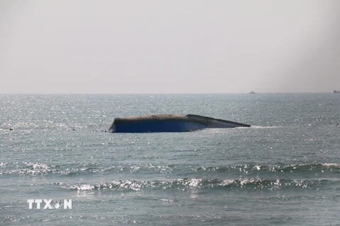 Tàu vận tải Bạch Đằng bị chìm trong vùng biển Mũi Né (Bình Thuận). (Ảnh: Nguyễn Thanh/TTXVN)