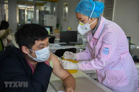 Tiêm chủng vaccine ngừa COVID-19 cho người dân tại tỉnh Liêu Ninh, Trung Quốc, ngày 13/1/2021. (Ảnh: THX/TTXVN)